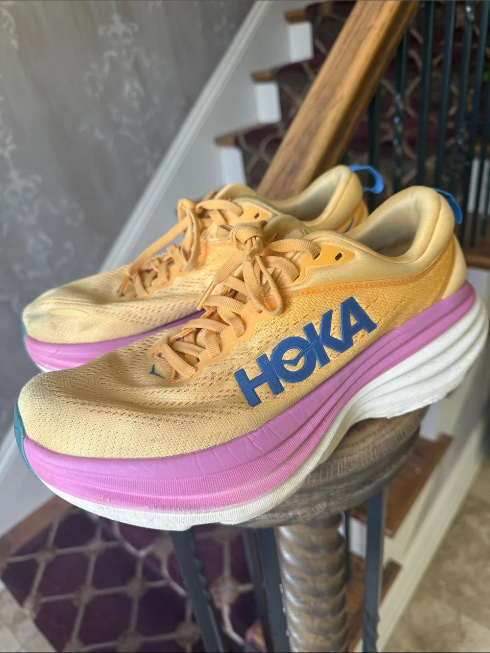 HOKA women’s BONDI 8 running shoe good condition size 8 1/2